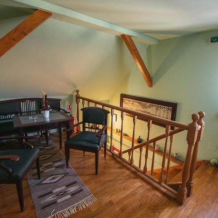 Voeroes Guest House Tîrgu Secuiesc Extérieur photo