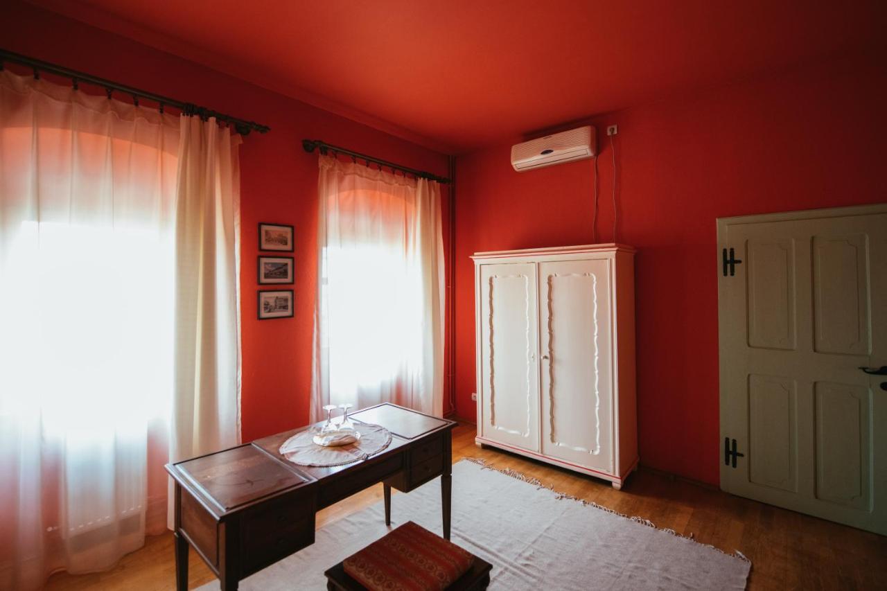 Voeroes Guest House Tîrgu Secuiesc Extérieur photo