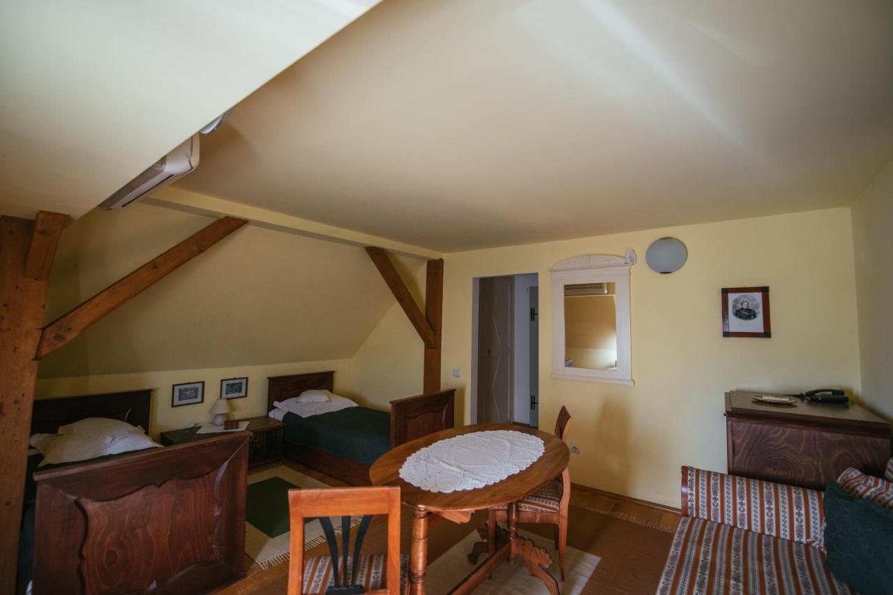 Voeroes Guest House Tîrgu Secuiesc Extérieur photo