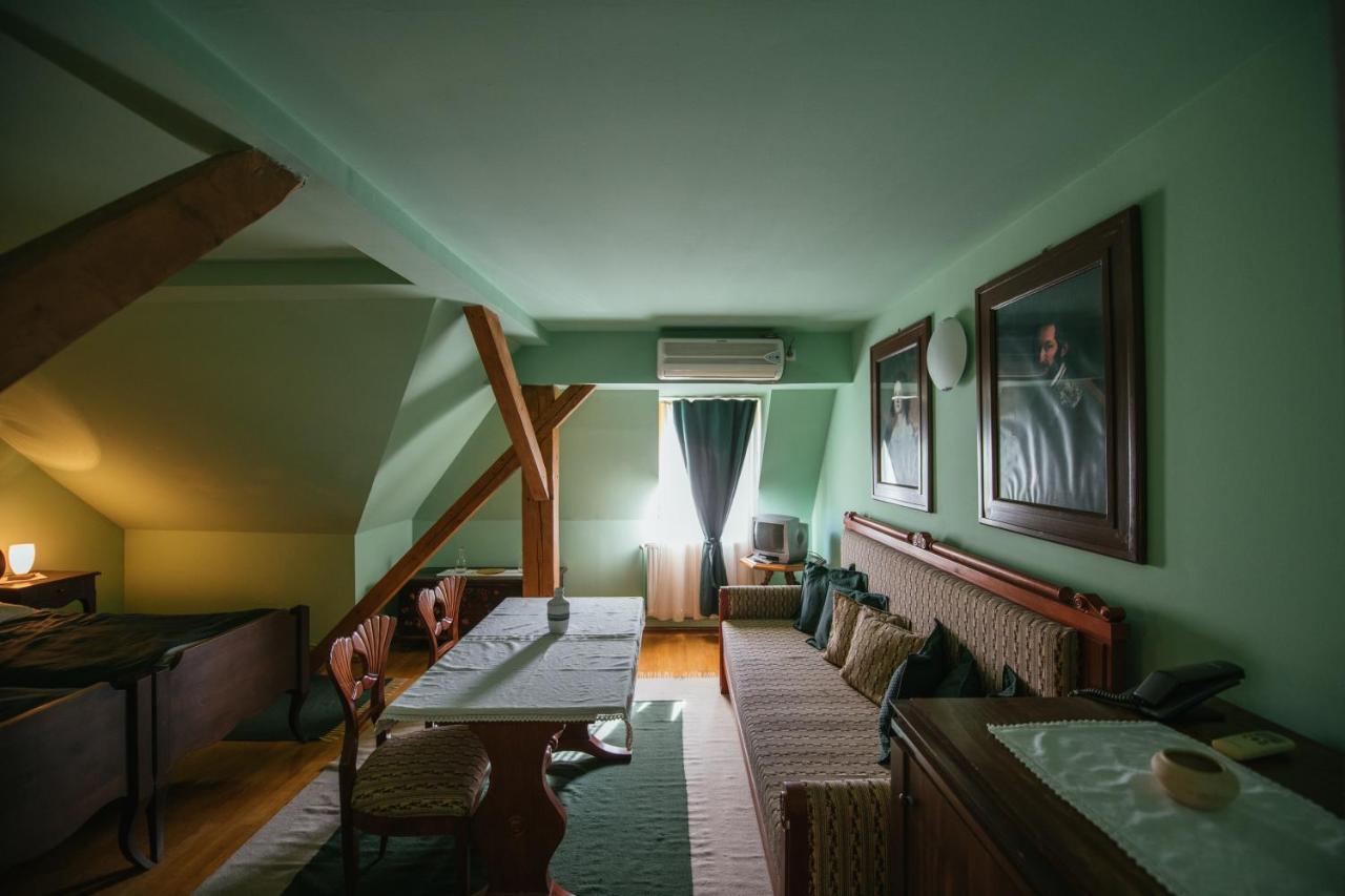 Voeroes Guest House Tîrgu Secuiesc Extérieur photo