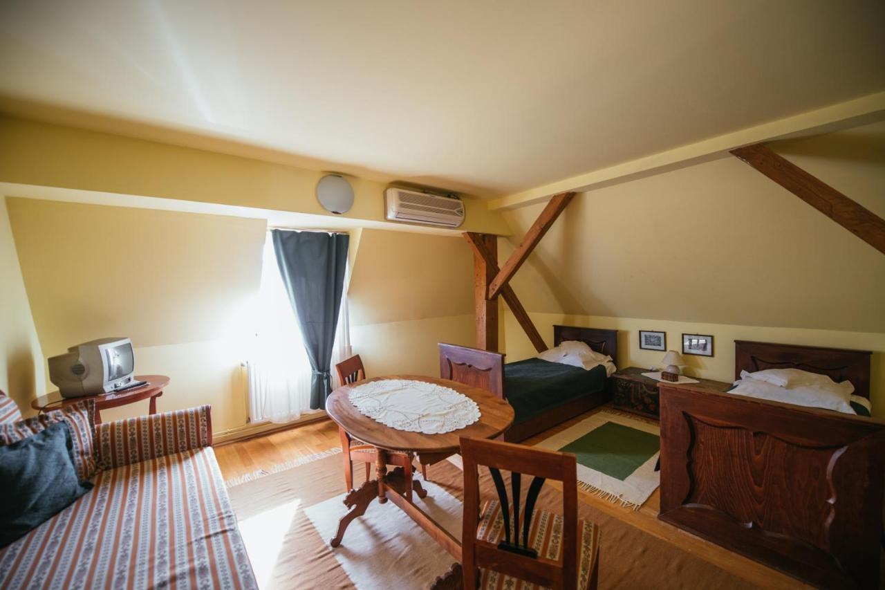Voeroes Guest House Tîrgu Secuiesc Extérieur photo