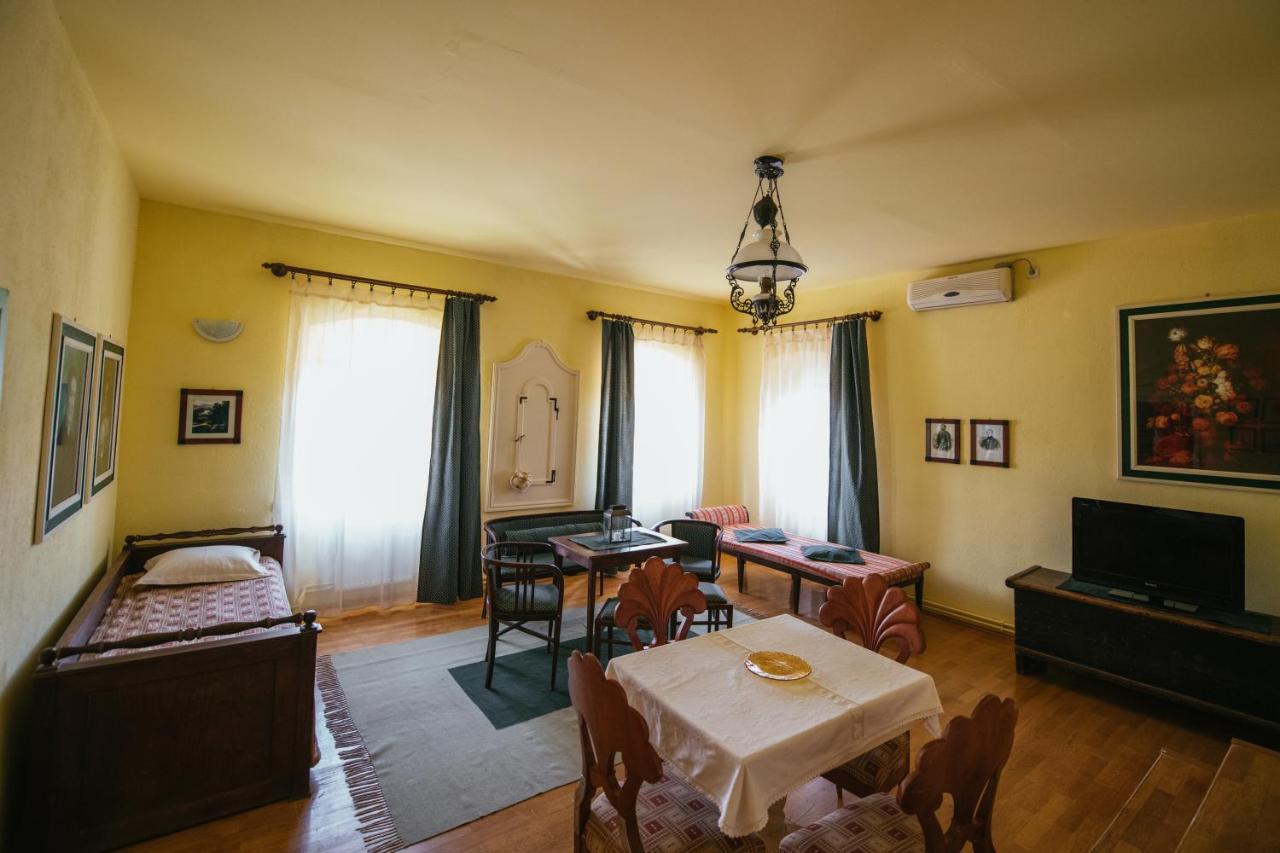 Voeroes Guest House Tîrgu Secuiesc Extérieur photo
