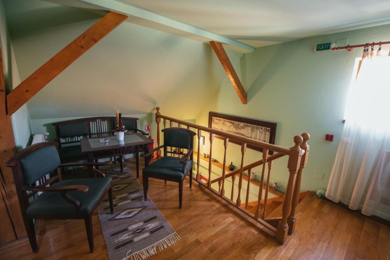 Voeroes Guest House Tîrgu Secuiesc Extérieur photo