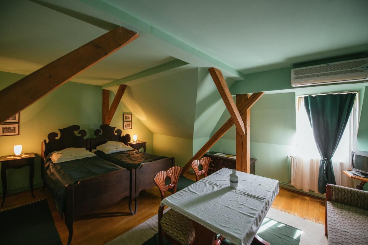 Voeroes Guest House Tîrgu Secuiesc Extérieur photo
